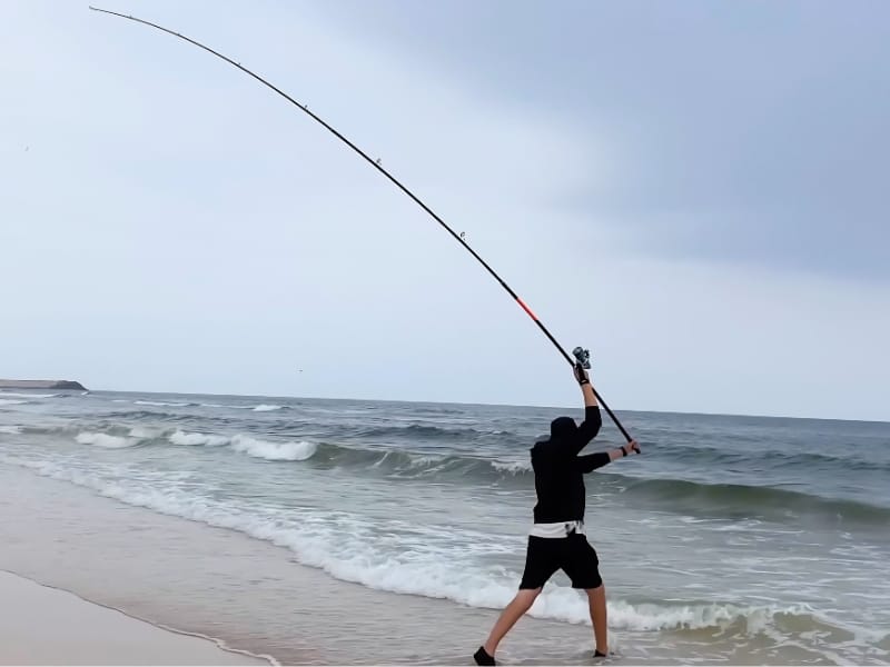 Lancer une canne surfcasting