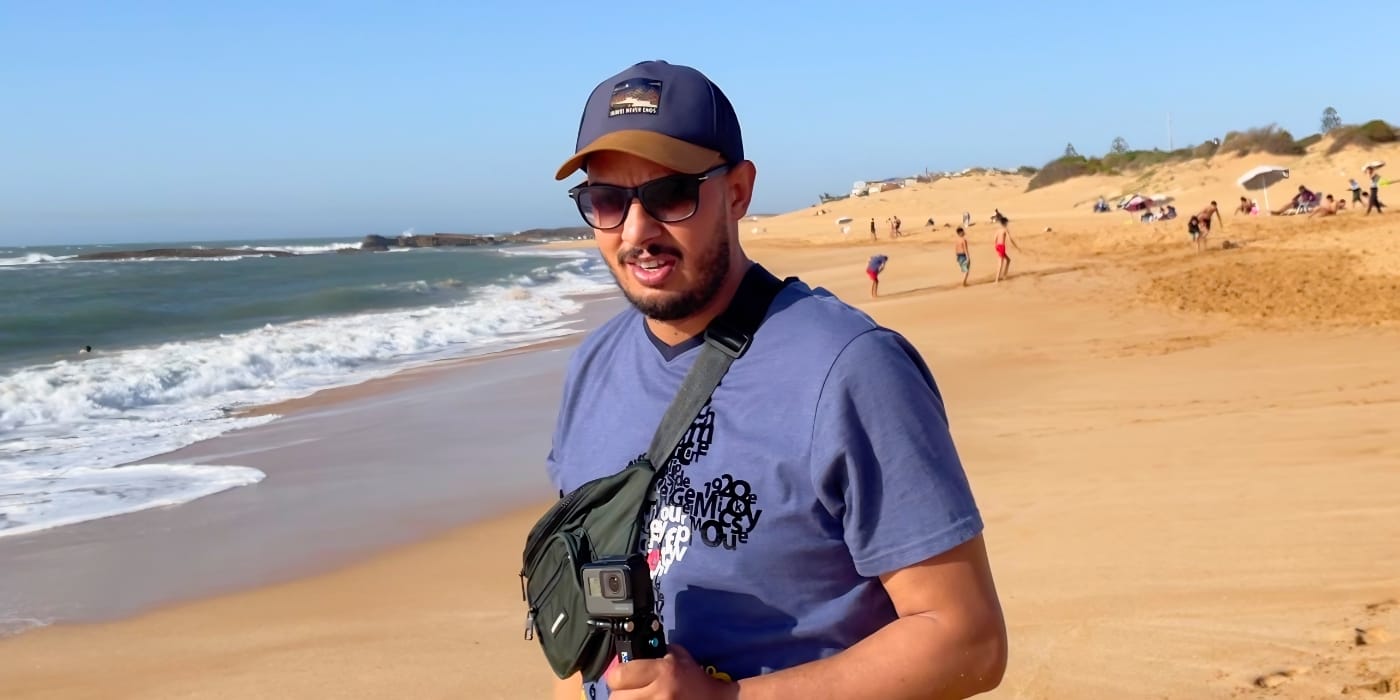 Pêcheur qui observe la mer avant de lancer — lecture de plage surfcasting Maroc