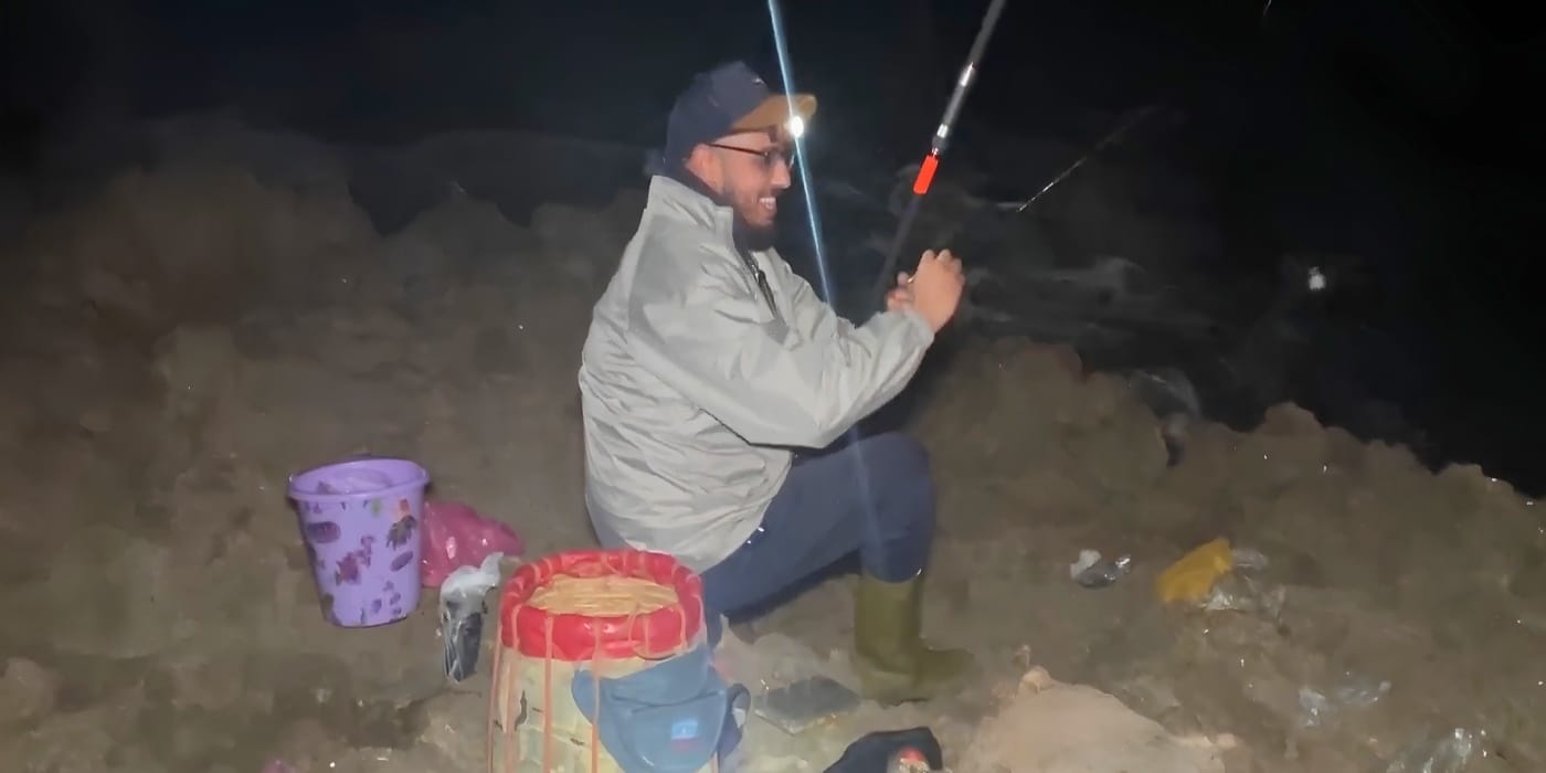 Pêche de nuit au surfcasting — setup complet avec lampe frontale