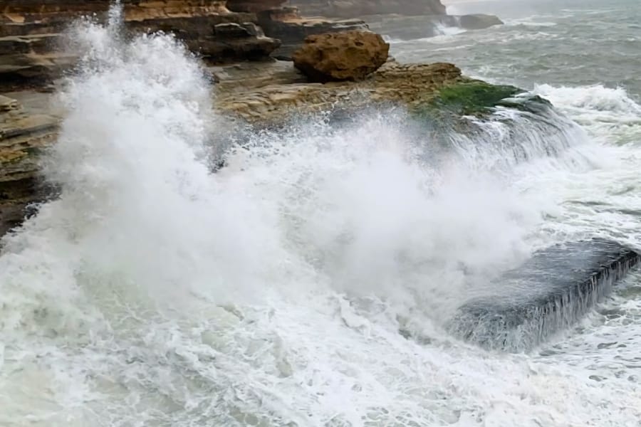 Vague qui casse sur un haut-fond — cassant surfcasting