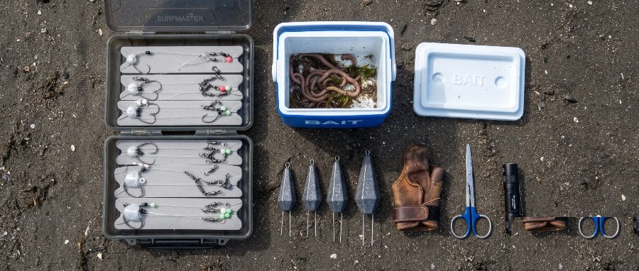 Session de surfcasting préparée — matériel organisé, bas de ligne montés