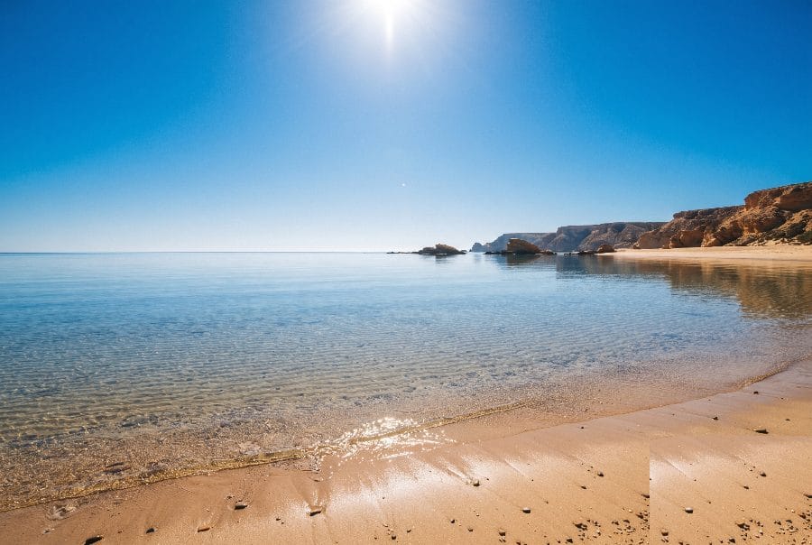 Mer calme et eau cristalline — conditions difficiles pour le surfcasting